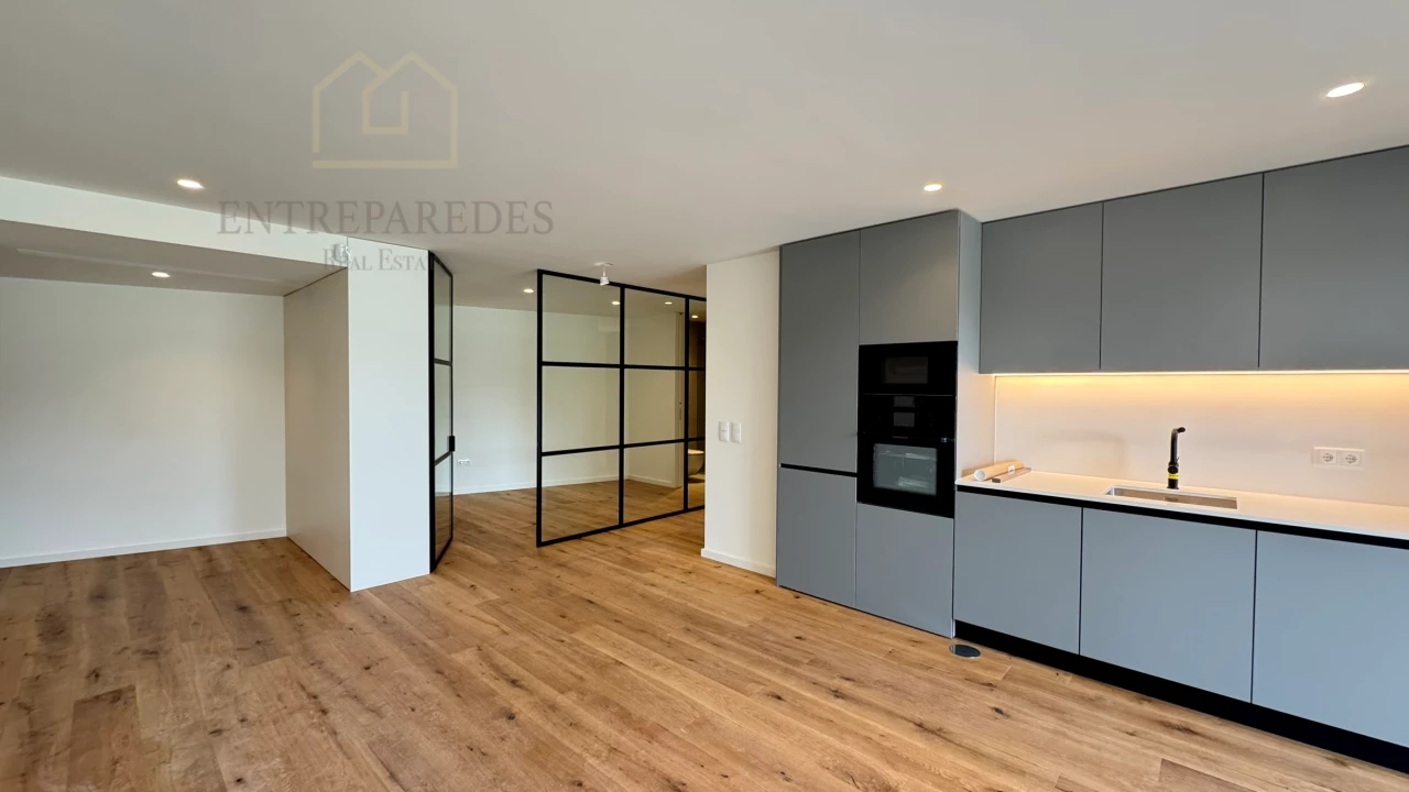 APARTAMENTO T1+1 NOVO | TERRAÇO AMPLO | A 300 M DA PRAIA | GARAGEM | BRITO LIVING - PARA COMPRAR EM SÃO FÉLIX DA MARINHA - PORTUGAL FR Q